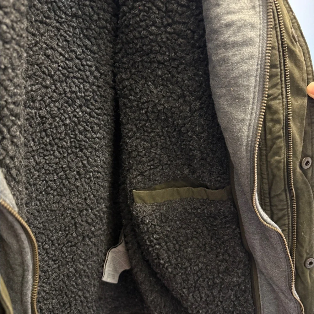 Vintage Levi's green trucker jacket with grey hood and fleece lining - Picture 5 of 10